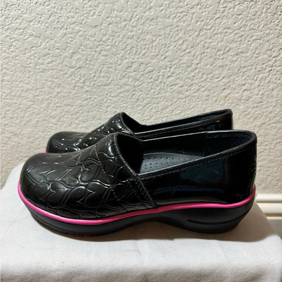 smitten Shoes - Smitten Womens Faux Patent Leather Clog Medical/Nurse Shoes Heartthrob 37/6.5 US